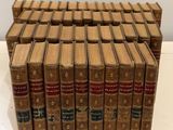 une pile de vieux livres posée sur une table blanche