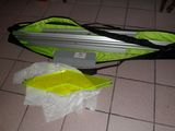 un sac avec un bout de papier posé par terre à côté