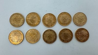 un tas de pièces de monnaie posées sur une table, l'une à côté de l'autre