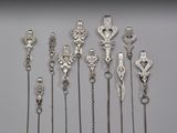 beaucoup d'objets en argent posés sur une table