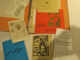 beaucoup de livres posés sur une table, à côté d'un ordinateur portable