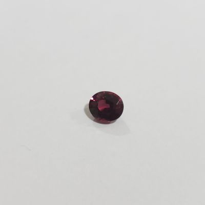 une pierre de grenat rouge sur un fond blanc
