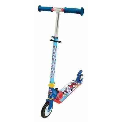 un gros plan d'un scooter auquel est fixé un skateboard