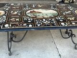 une table sur laquelle se trouve une image au milieu