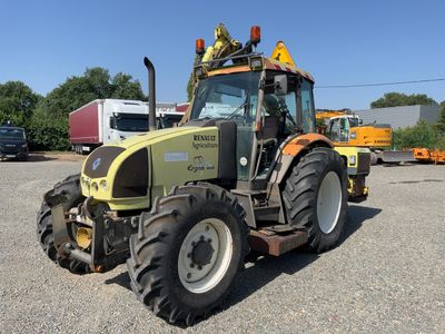 un tracteur garé sur le parking