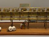 une maquette représentant un banc et une paire de chaussures posés sur une table
