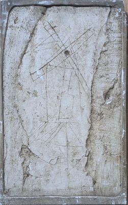 une plaque en pierre sur laquelle figure le portrait d'une personne