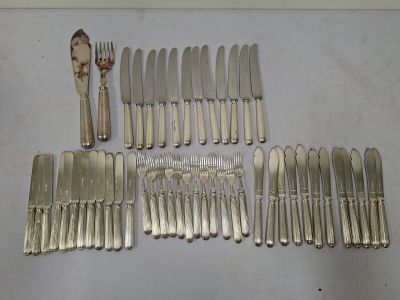 beaucoup d'argenterie sur une table avec une cuillère et un couteau