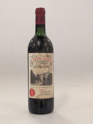 une bouteille de vin rouge posée sur une table blanche