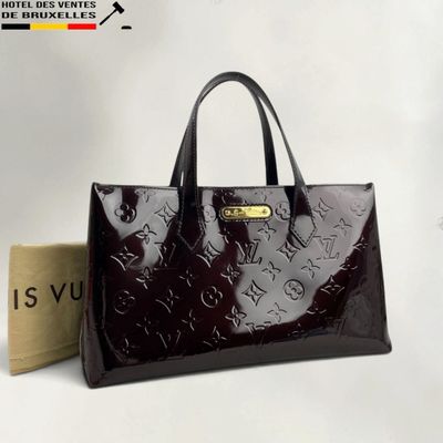 louis vuitton handbag in black patent with gold hardware