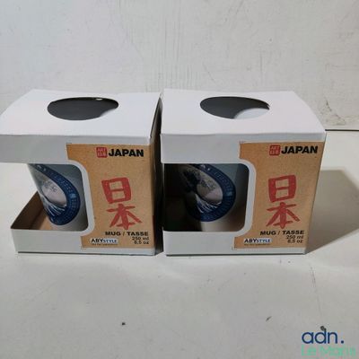 lot de deux tasses dans une boîte, ornées d'inscriptions en japonais