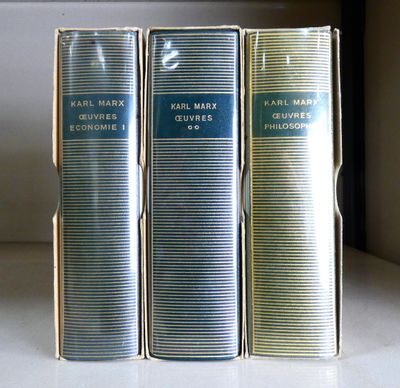 trois livres posés sur une table blanche, l'un à côté de l'autre