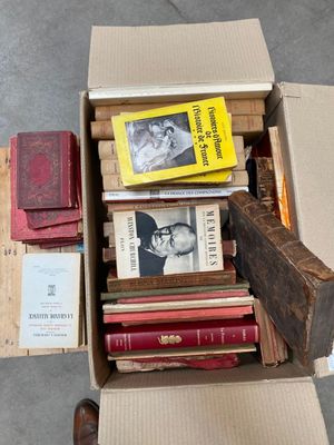 une boîte pleine de livres posée sur le sol