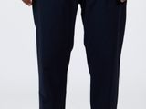Cet homme porte un t-shirt blanc et un pantalon noir.
