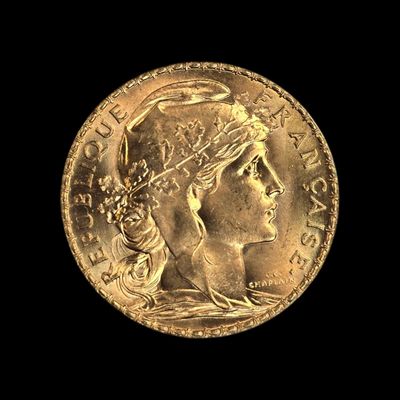 gros plan d'une pièce d'or sur fond noir