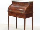 une photo d'un petit bureau avec un plateau en marbre