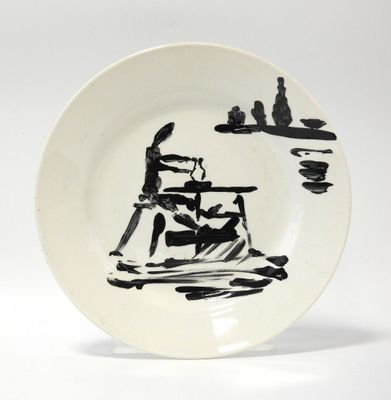 une assiette en noir et blanc sur laquelle est dessiné un homme dans un bateau