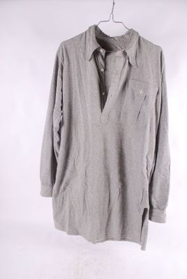Une chemise en aertex grise