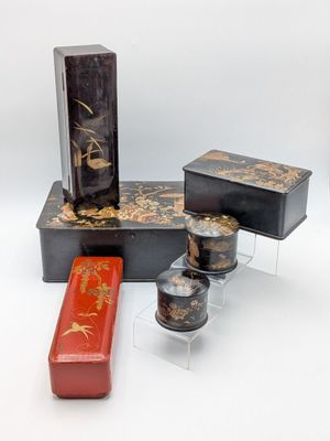 quatre types différents de boîtes et de récipients posés sur la table