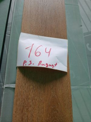 un morceau de papier épinglé sur un morceau de bois