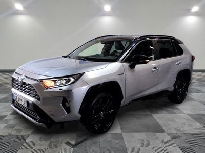 Une Toyota RAV 2020 dans un showroom au sol à damier