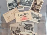 de nombreuses cartes postales anciennes exposées dans une vitrine