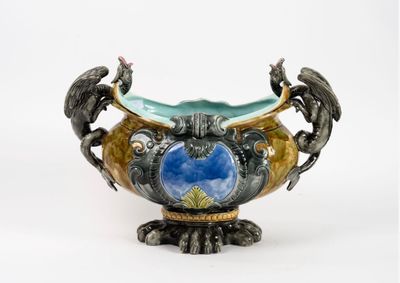une image représentant un vase décoratif orné de deux oiseaux
