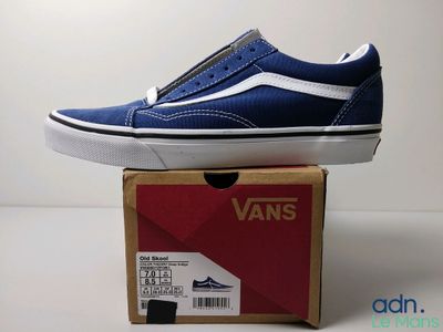 Baskets Vans Old Skool en bleu et blanc sur une boîte