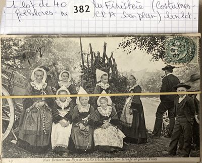 une vieille photo montrant un groupe de femmes et d'enfants posant pour une photo