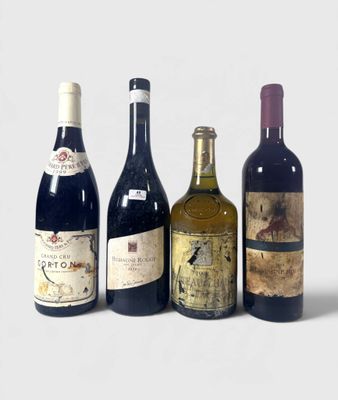 plusieurs bouteilles de vin sont alignées sur une surface blanche
