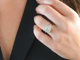 une femme qui porte une bague au doigt