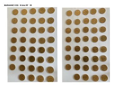 un gros plan sur deux piles de pièces d'or posées sur une surface blanche