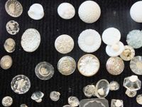 Un lot de boutons, majoritairement en verre teinté ou transl… (photo 2)