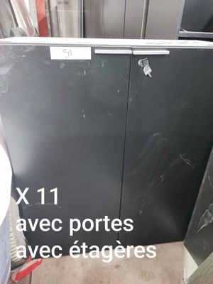 deux réfrigérateurs noirs posés côte à côte à même le sol