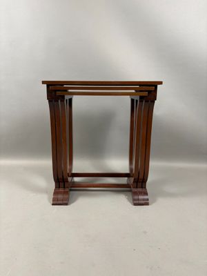 une petite table en bois avec un plateau en bois sur fond blanc