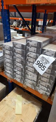 de nombreuses piles de cartons sur les rayonnages de l'entrepôt