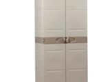une armoire blanche à deux portes, munie d'une poignée marron