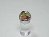 bague en argent ornée de pierres multicolores sur un fond transparent
