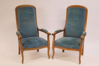 paire de fauteuils rembourrés bleus, avec accoudoirs et pieds