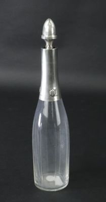 Flacon en verre à col habillé d'argent à décor de coquilles. - Photo 1