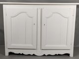 une photo d'une armoire blanche surmontée d'un miroir
