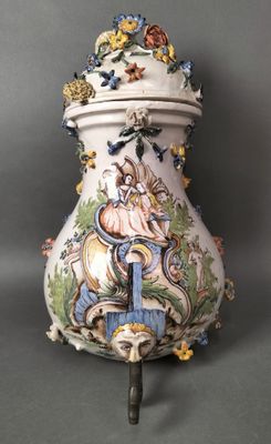 un vase muni d'une anse décorée d'un motif
