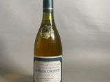 une bouteille de vin posée sur une table