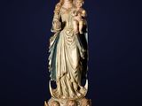 une statue ancienne de la Vierge de Guadalupe, coiffée d'une couronne