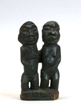 Statuette en bois dur et lourd à patine sombre au style vigo…