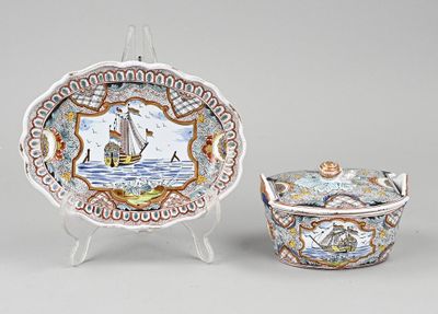 deux assiettes et un bol sur lesquels est représenté un bateau