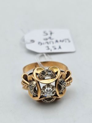 Gros plan sur une bague en or ornée d'un diamant