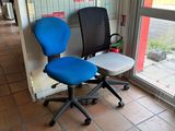 deux chaises de bureau placées l'une à côté de l'autre dans une pièce