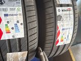 Deux pneus sont empilés l'un sur l'autre dans un garage