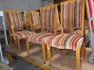 de nombreuses chaises alignées autour d'une table